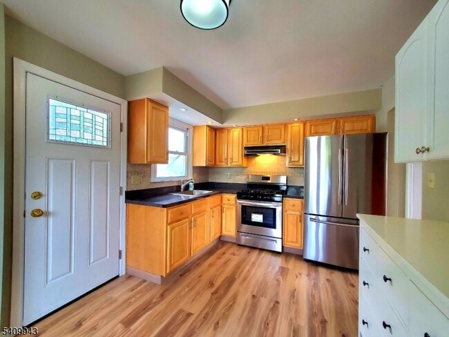 Photo - 708A Farrand St