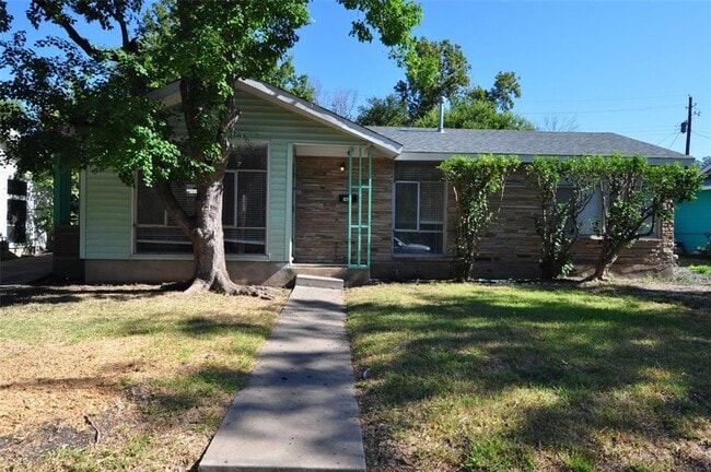 Building Photo - All appliances included! Great Location!