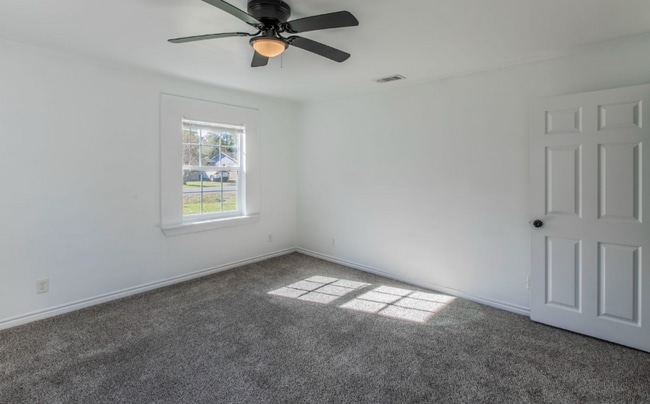 Photo - 301 E Dumble St