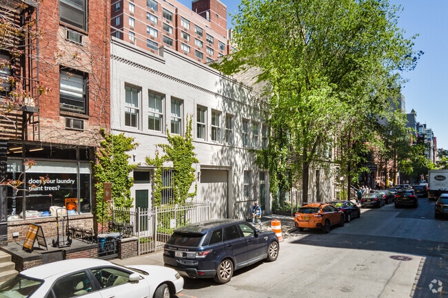 Photo - 239-243 W 18th St