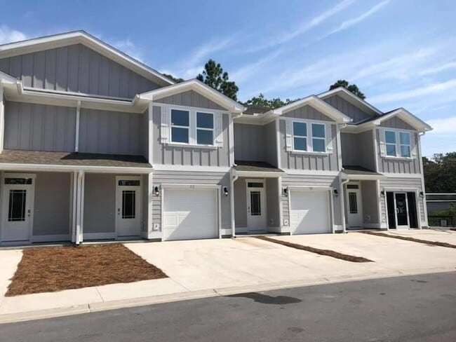 Building Photo - 223 Sandhill Pines Dr Rental