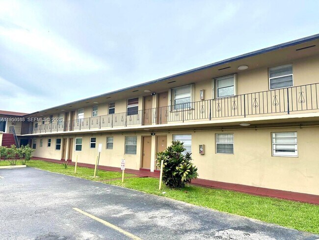 Building Photo - 3905 SW 78th Ct Unit 209