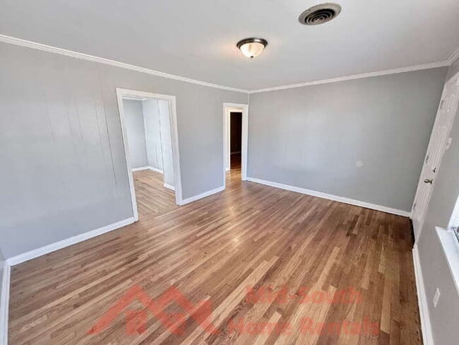 Photo - 2054 Benford St