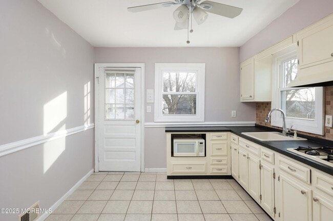 Photo - 22 Commodore Ave