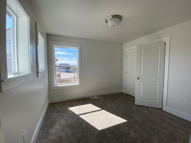 1403 W Creekside Dr