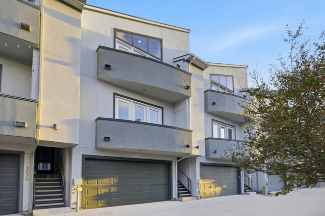 Photo - 2028 Tuam St