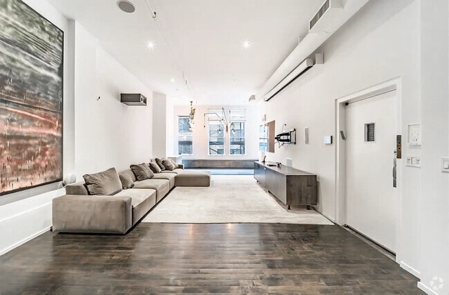 Building Photo - 20 E 17th St Rental
