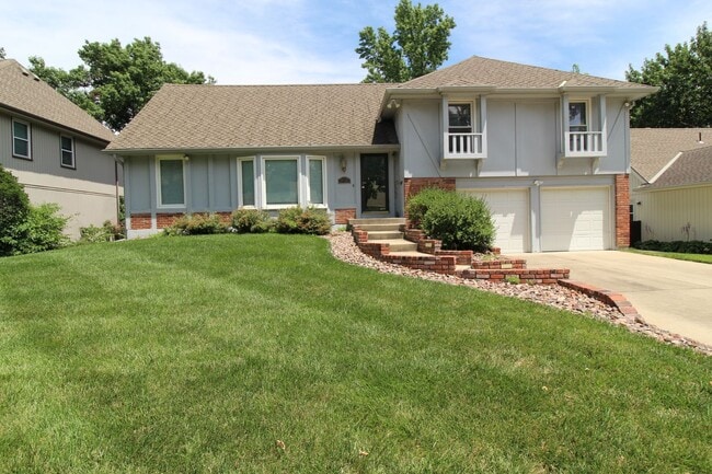 Building Photo - 4 Bedroom 2.5 Bath Home In Overland Park