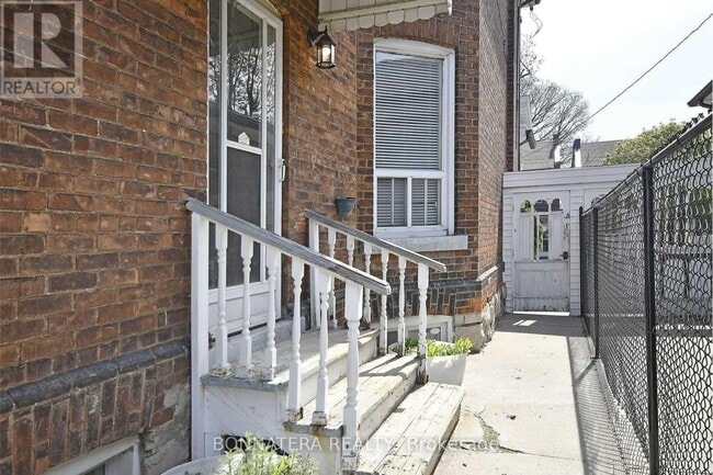 Photo - 47 Emerald St N
