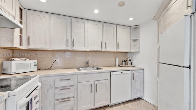 Building Photo - 905 Brickell Bay Dr Unit #1130 updated Rental