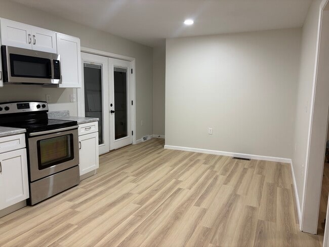 Photo - 275 W 10th St