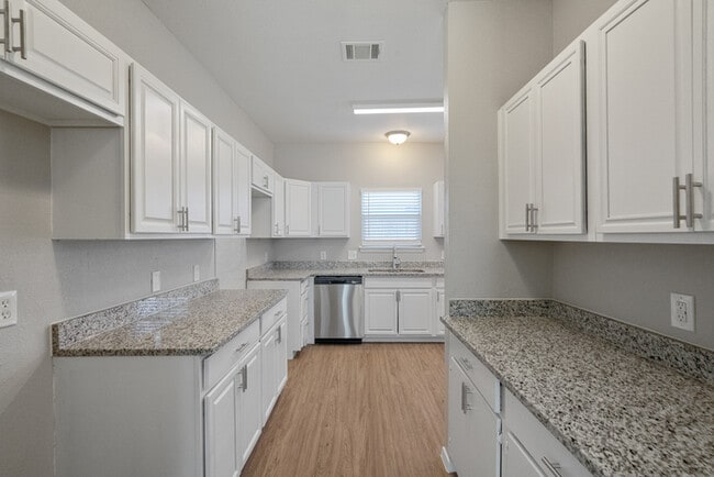 Photo - 512 Waterford St