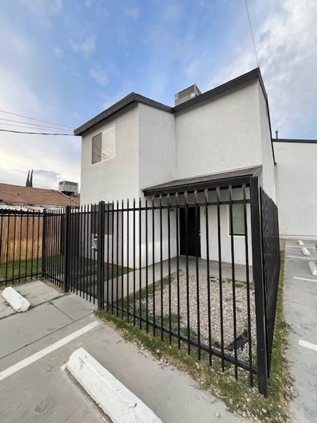 Building Photo - Monterey St (93305) Unit D