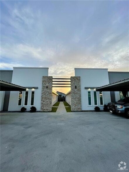 Building Photo - 404 Rafael Dr Unit 2 Rental