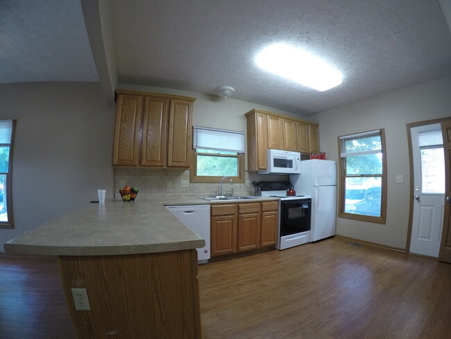 Kitchen - 302 N Chauncey Ave