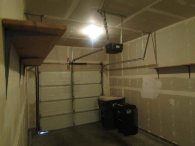 Photo - 2 Bed 2.5 Bath Townhouse with Lake access