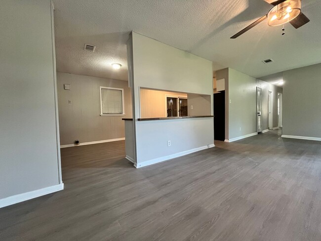 Photo - 203 Lynn Ln