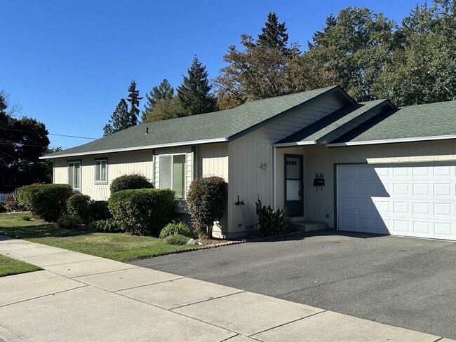 Building Photo - 1616 SW K St