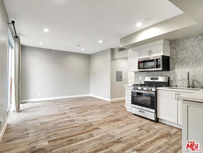 Building Photo - 842 11th Ct Unit 3 Rental
