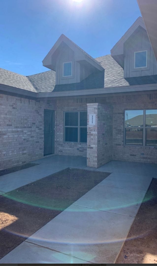 Building Photo - Brand new open concept quartz countertops Unit B