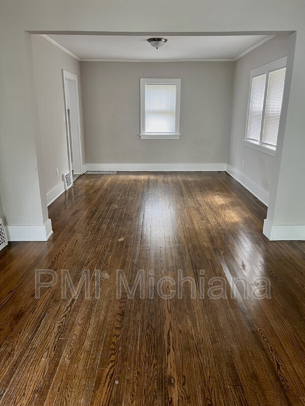 Photo - 221 E 8th St