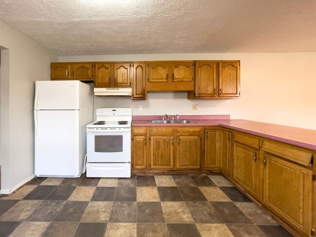 Building Photo - 114 E 8th St Unit Apt 1