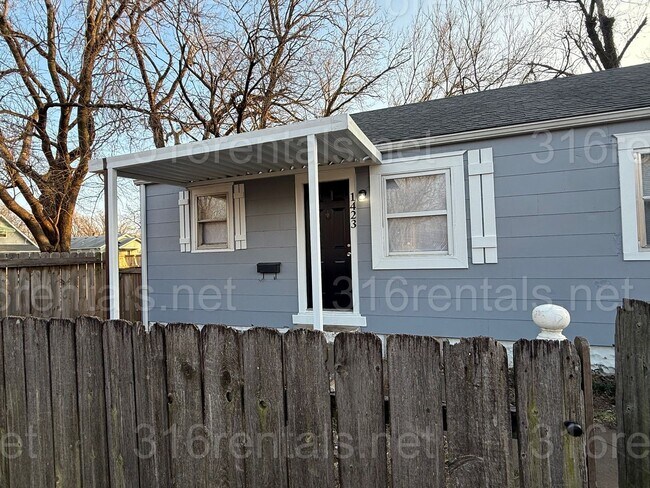 Building Photo - $525 - 1 bed 1 bath Duplex Unit 1423 E Lincoln
