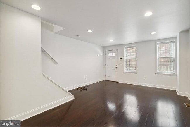 Photo - 2205 League St