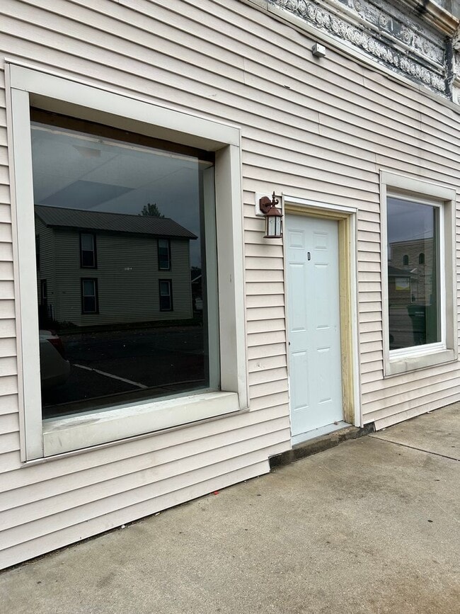 Building Photo - 105 W Emeline St Unit D