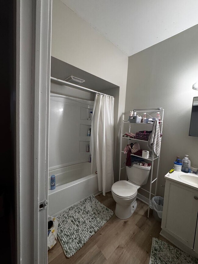 Photo - 4 Bed, 2 Bath in Oakland- Available Aug 1- Pitt Off Campus Housing