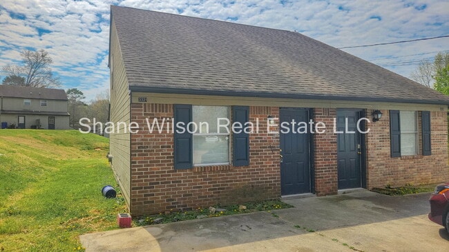 Building Photo - Cute Townhouse Available!