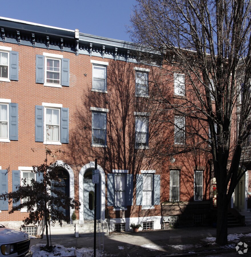 Photo - 2037 Green St Apartments