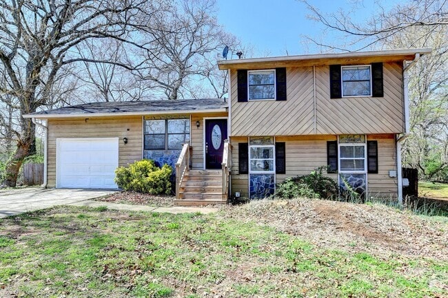 Building Photo - 4 Bedroom/2 Bath Renovated Home Available ...