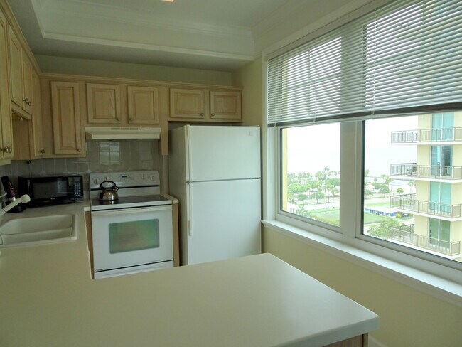 Photo - ANNUAL/SEASONAL 2/1 CONDO, VIEWS OF BAY, DOWTOWN SARASOTA!!