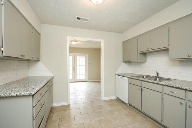 Photo - 718 Champs St