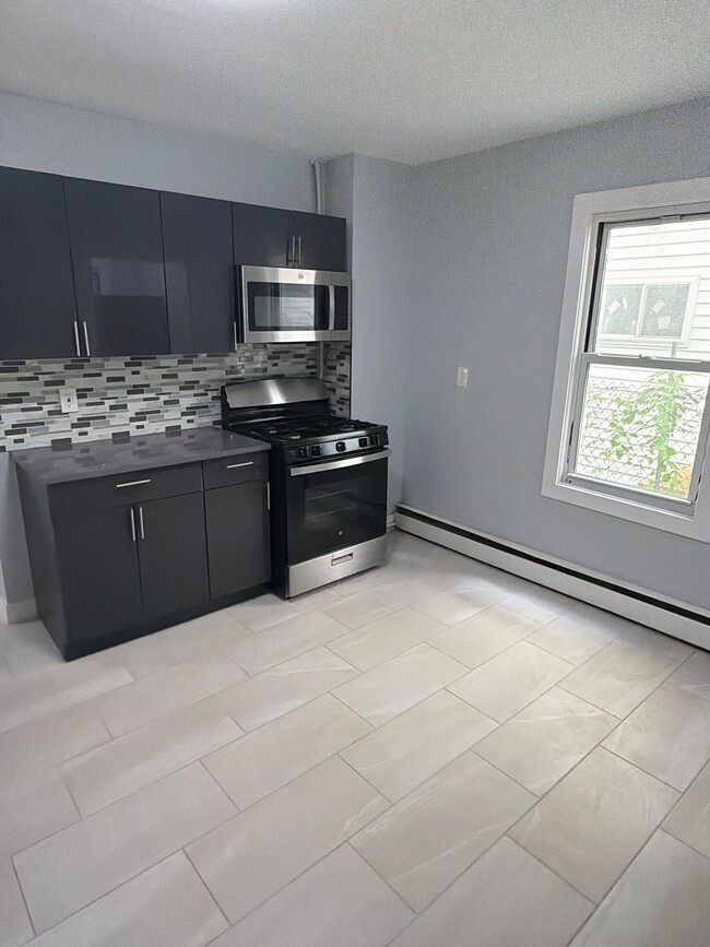 Building Photo - 748 Maple St Unit 3