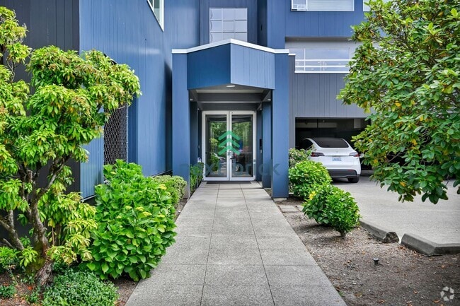 Building Photo - 2 Bed and 2 Bath Kirkland DT Condo is Avai...