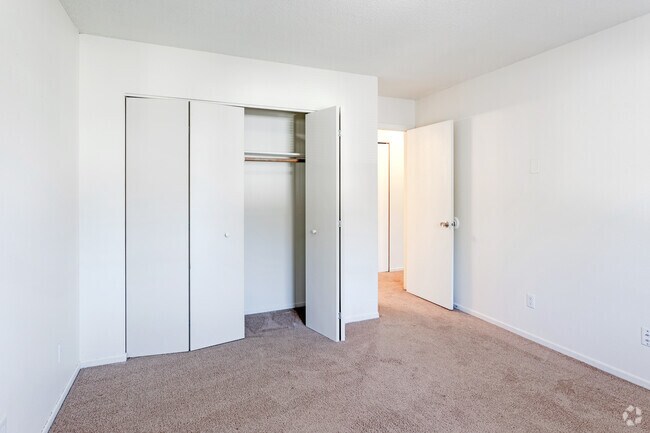 2BR, 1BA Townhome - 853 SF