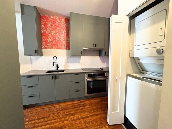 Photo - 328 James St N Unit 2