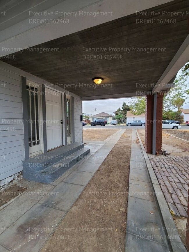 Photo - 3 bedroom/ 2 bathroom house located in East Bakersfield near a hospital and an elementary school.