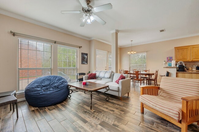 Photo - 1001 Krenek Tap Rd