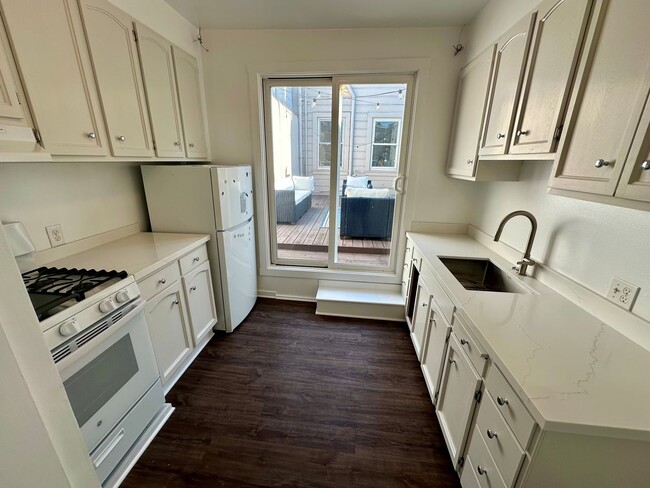 Building Photo - 2112 Lombard St Unit 2112