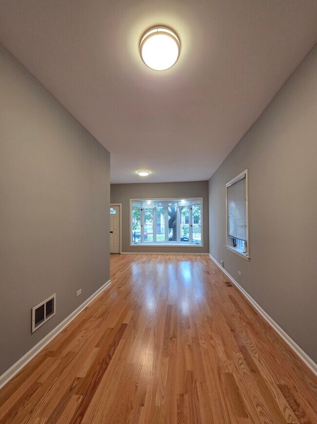 Dinning area - 1229 W Wellington Ave Unit 1