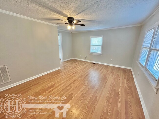 Photo - 301 E Gilbreath St