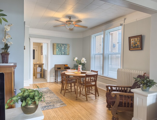 Photo - 909 E 5th St Unidad 909 Lower