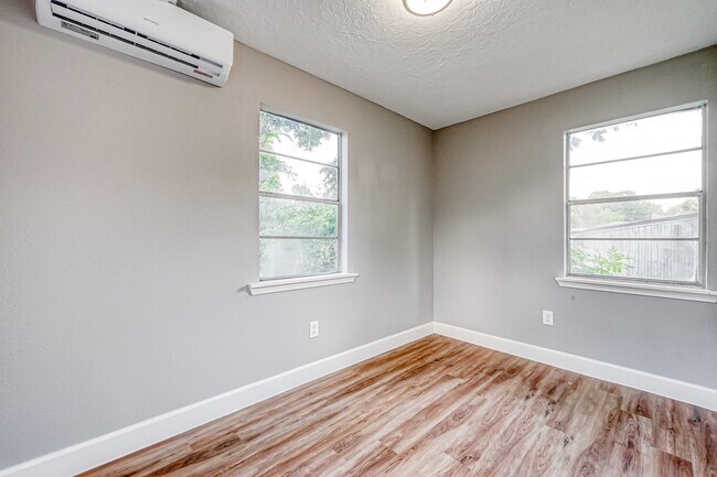 Photo - 6715 Victoria St
