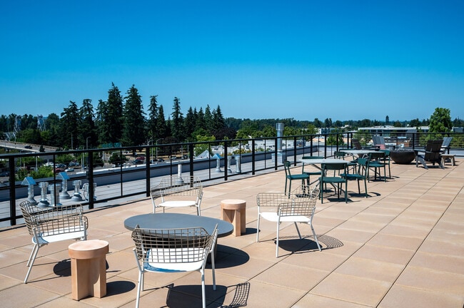 Terraza en la azotea con fogata y parrillas para barbacoa
