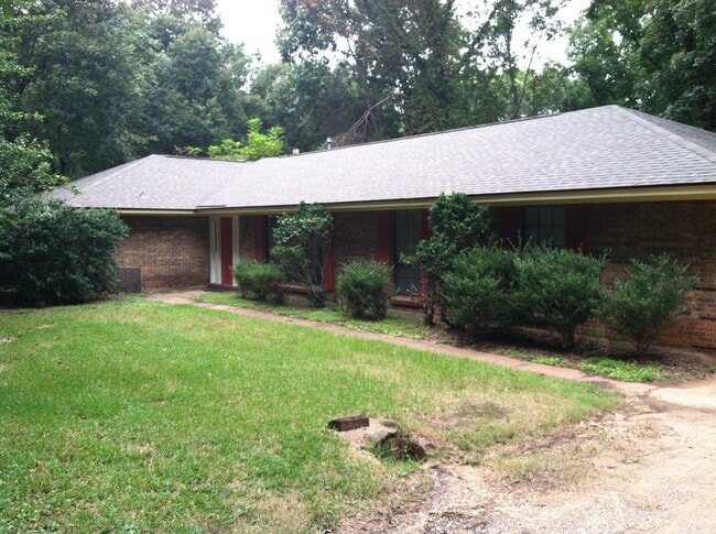 Building Photo - Large secluded 4 bedroom/2 bath in Blude R... Rental
