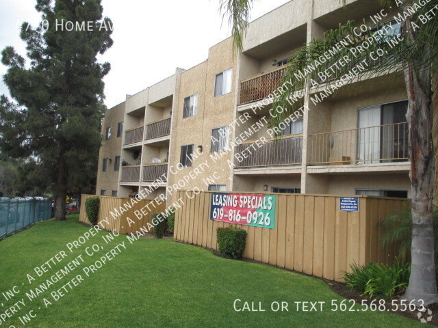 Building Photo - Gated Upper 2 Bedroom Available - Home Gar...