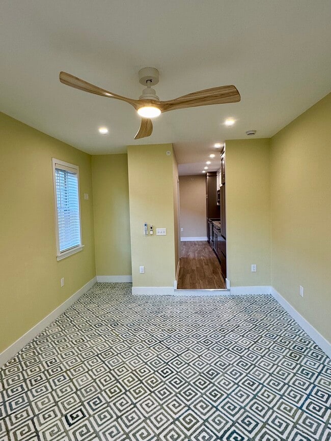 Living room with stylish ceiling fan/light - 136 E King St Unit 2